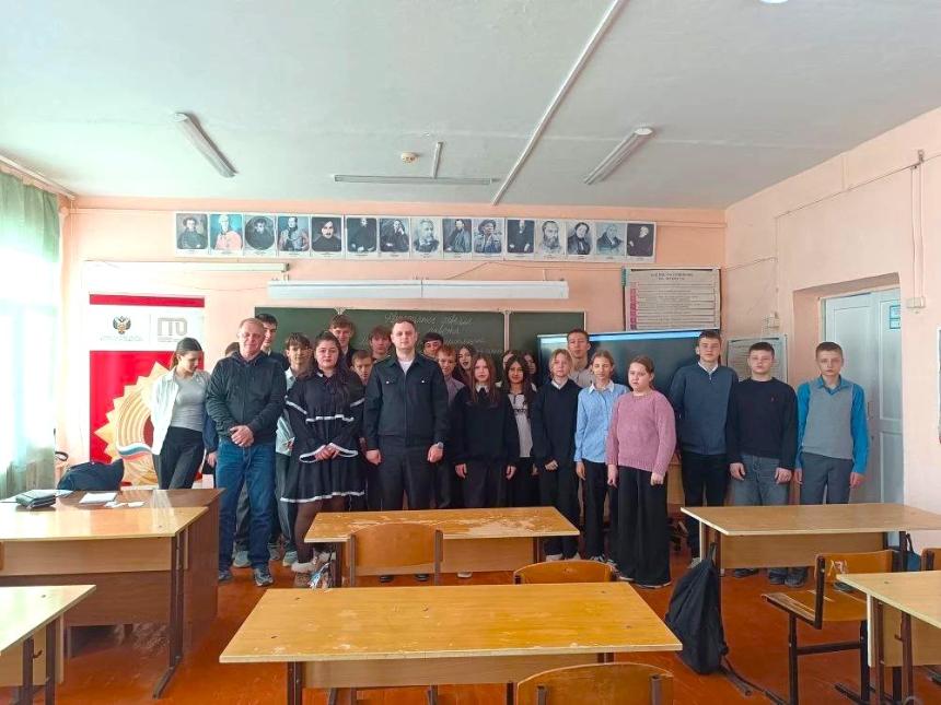 Настоящие мужчины не только знают, что такое честь и долг, но и умеют держать тело в форме!