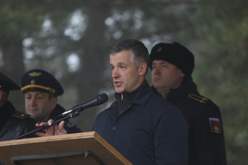 Глава Горячего Ключа Сергей Белопольский принял участие в церемонии вручения боевого знамени 415-му учебному центру