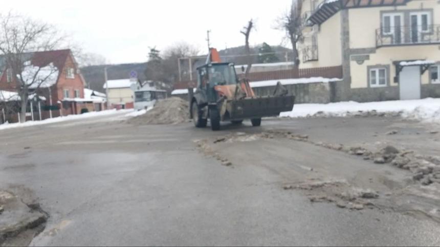 В Горячем Ключе продолжают устранять последствия непогоды.