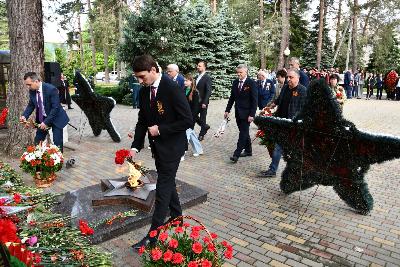 9 мая у мемориала "Вечный огонь" почтили минутой молчания память павших в годы Великой Отечественной войны