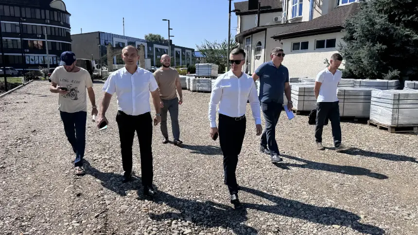 Сергей Белопольский проверил ход благоустройства городского парка