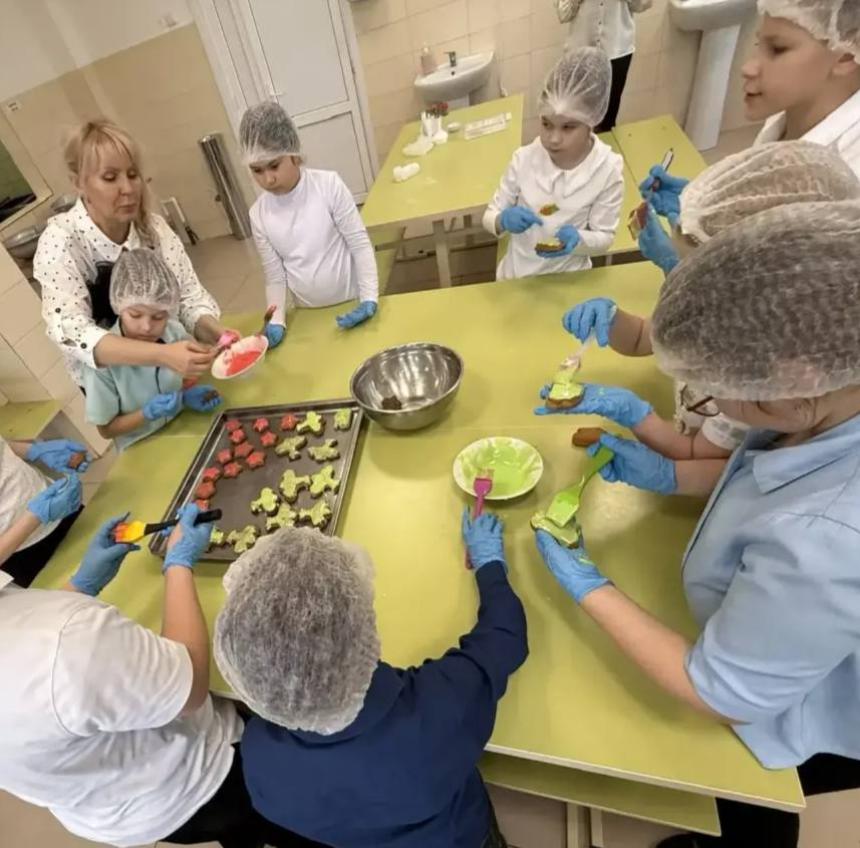 «Сладкий подарок герою!» — так называется проект, в котором приняли учащиеся школ.