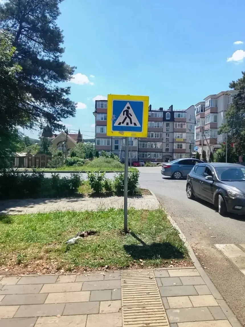 Специалисты ЦРЭС продолжают ежедневную работу по содержанию территорий города и сельских округов.