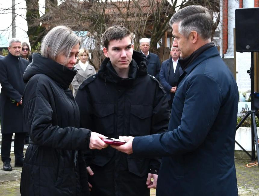 В День Героев Отечества в Горячем Ключе глава города Сергей Белопольский вручил государственные награды семьям погибших защитников