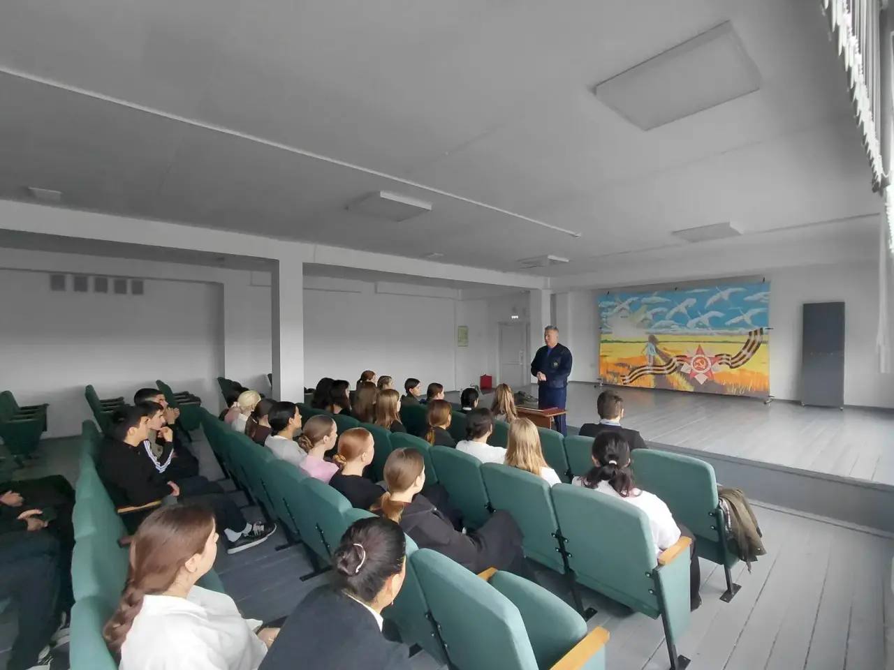 Диалог с профессионалом: молодёжь Горячего Ключа знакомится с работой спасателей.