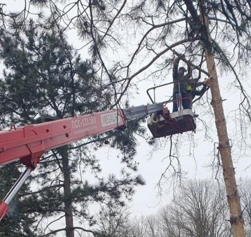 С утра на улице Ленина кипит работа сразу по двум направлениям.