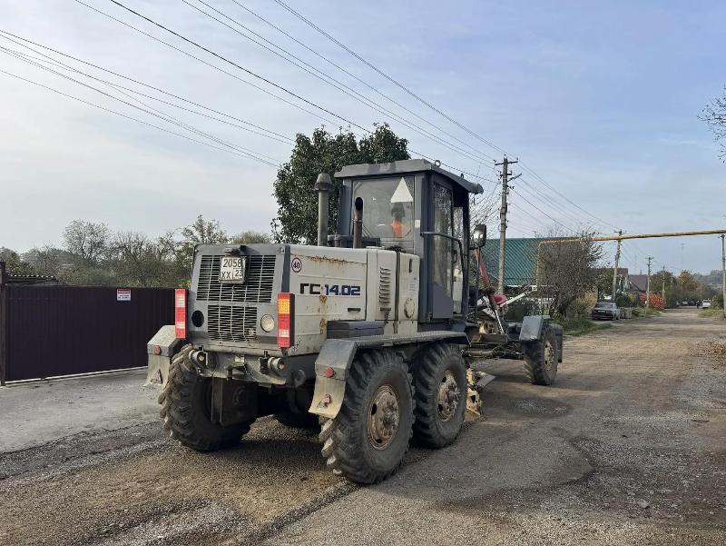 В станице Саратовской провели грейдирование улиц
