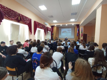 в школе №3 прошла профилактическая беседа на тему "Скажи нет, токсико-мании" с участием главного специалиста отдела молодежной политики Лидии Шубочкиной и врача-нарколога Ирины Самойловой. Ирина Анатольевна рассказала, как токсические вещества воздействую