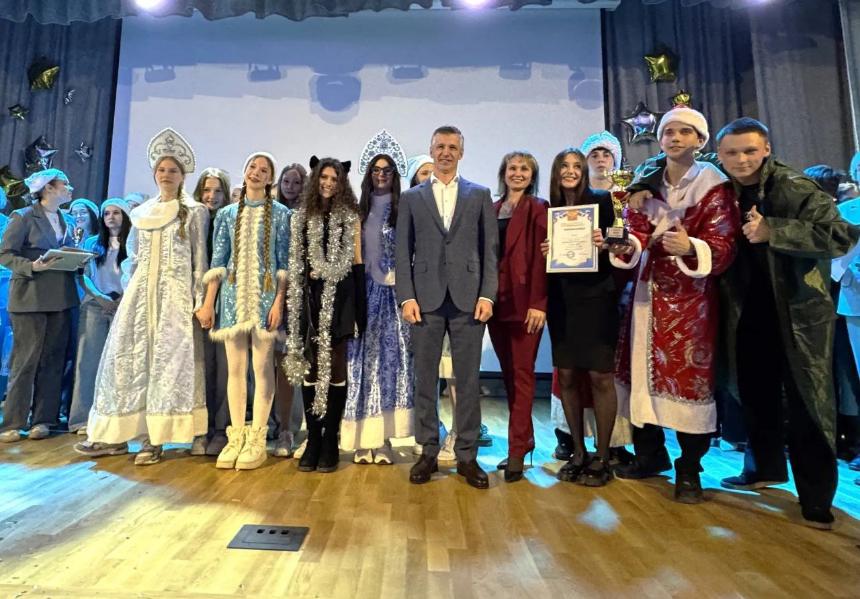 Глава Горячего Ключа Сергей Белопольский накануне стал членом жюри новогодней игры КВН в школе № 4.