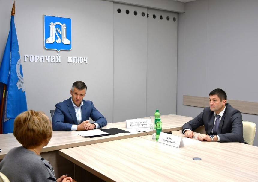 Глава города Сергей Белопольский совместно с прокурором Зауром Сизо провели очередной приём родных участников спецоперации.