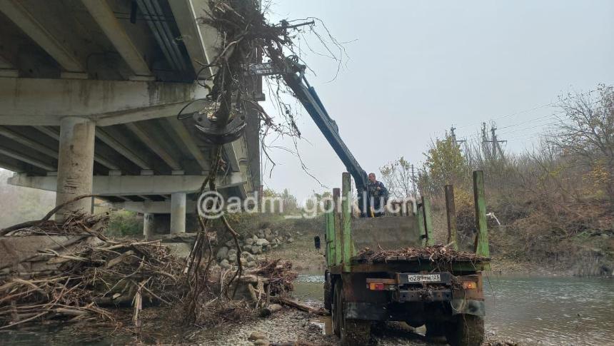 В Горячем Ключе проводят расчистку подмостовых пространств