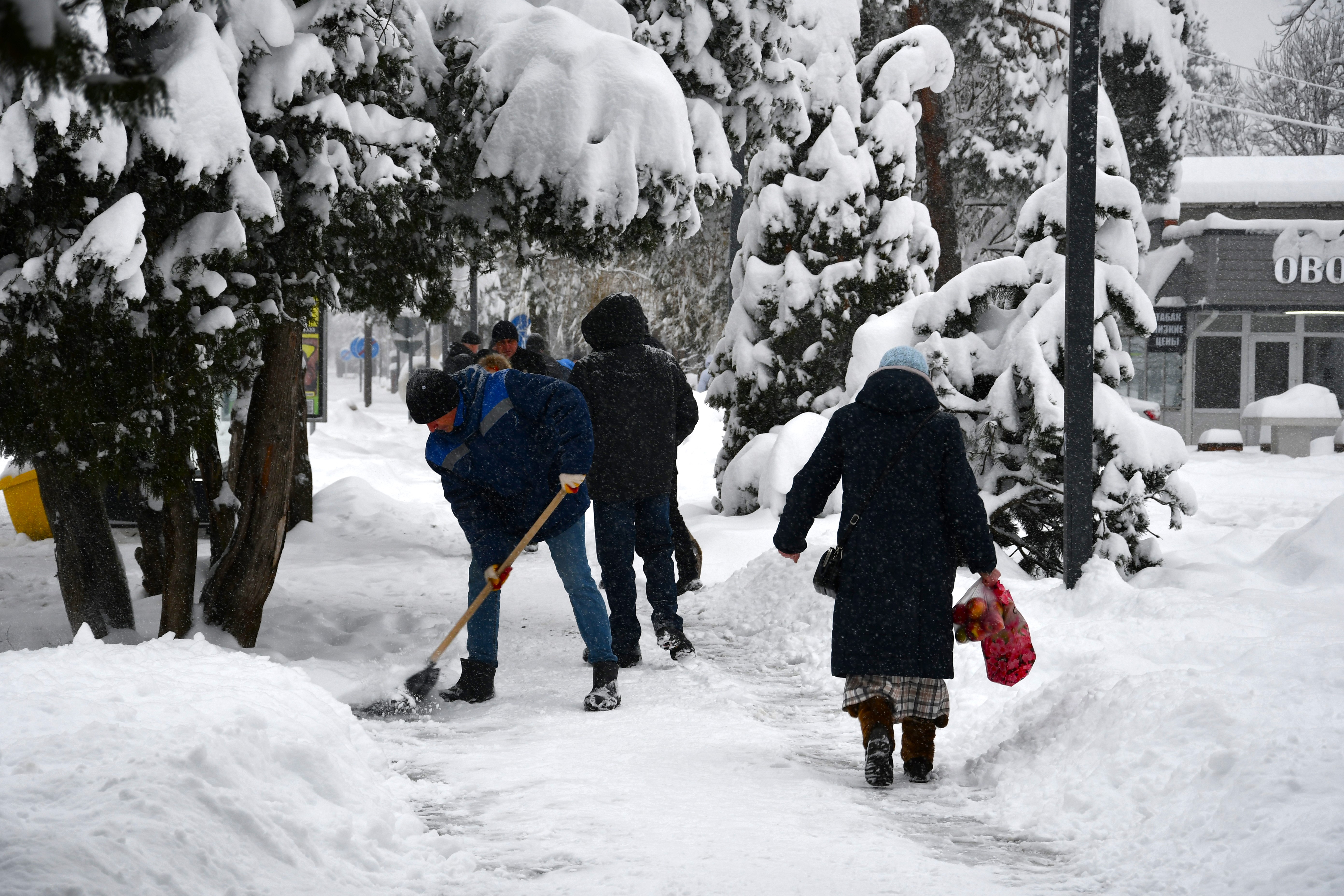Вместе сильнее: жители вышли на улицы, чтобы победить снегопад