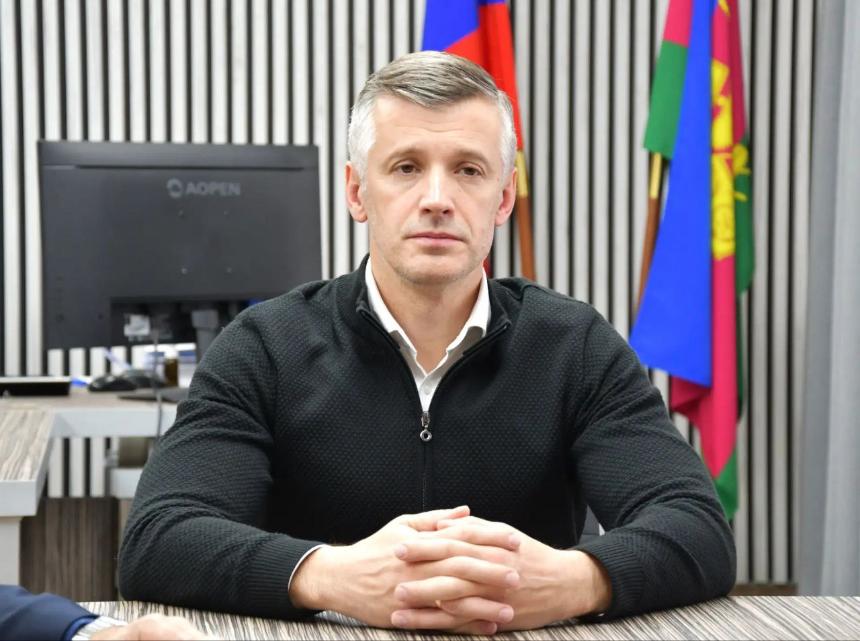 Глава Горячего Ключа Сергей Белопольский вместе с заместителями смотрит прямую линию Президента России Владимира Владимировича Путина