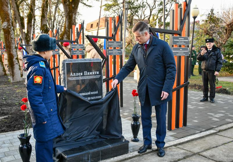 С глубокой печалью и благодарностью сегодня в Горячем Ключе открыли Аллею памяти, посвященную воинам, погибшим на СВО