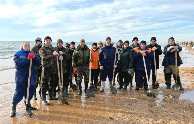 Глава Горячего Ключа лично отправился на расчистку берега от мазута в Анапе