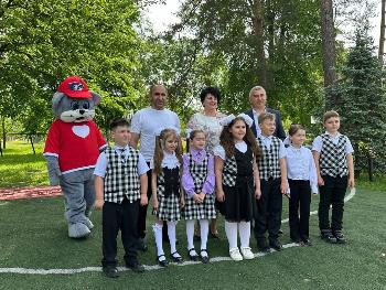 депутаты Совета г. Горячий Ключ Кочьян Ваграм Анушаванович и Пшеуч Алий Рамазанович приняли приглашение руководства школы и поучаствовали в последнем звонке для школьников в селе Фанагорийском.