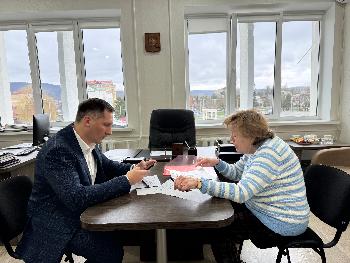 Депутат Совета по 4-му избирательному округу Алексей Николаевич Квитко провел 26 февраля 2026 года  прием граждан по графику. К нему обратилась жительница ул. Дружбы с двумя насущными проблемами.