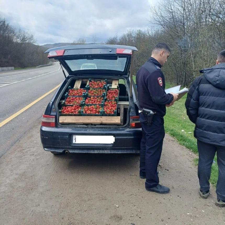 В Горячем Ключе продолжаются рейды по пресечению незаконной торговли клубникой
