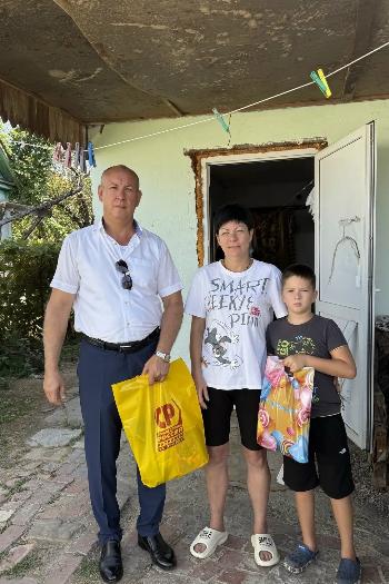 Депутаты Совета г. Горячий Ключ по 2 избирательному округу Карен Гаспарян, Анна Стратий и Андрей Волнухин, который является руководителем отделения партии "Справедливая Россия" в г. Горячий Ключ, присоединились к акции "Собери ребенка в школу".