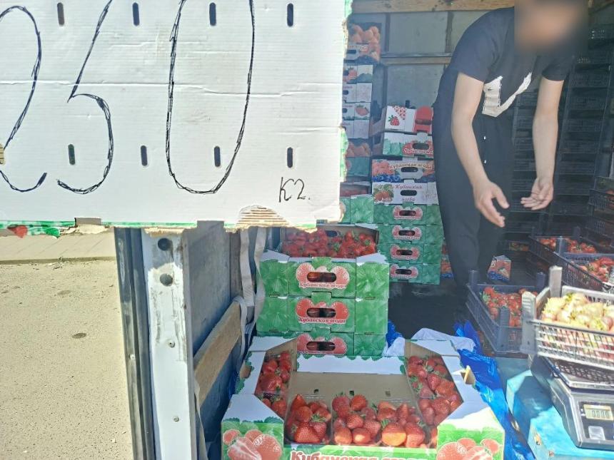 Уважайте своё здоровье - не покупайте продукты в стихийных точках торговли