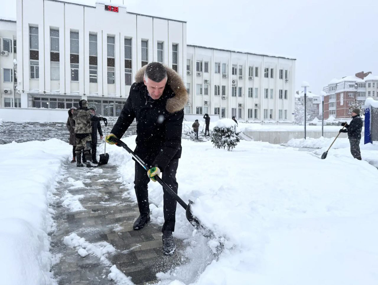 Сергей Белопольский лично контролирует уборку города и поддерживает команду