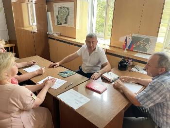 Депутат Совета г. Горячий Ключ по 7 избирательному округу Кочьян Ваграм Анушаванович совместно с главой Безымянного сельского округа Сергеем Григорьевичем Лубенченко провели плановый прием граждан по графику, обсудили актуальные вопросы ЖКХ 