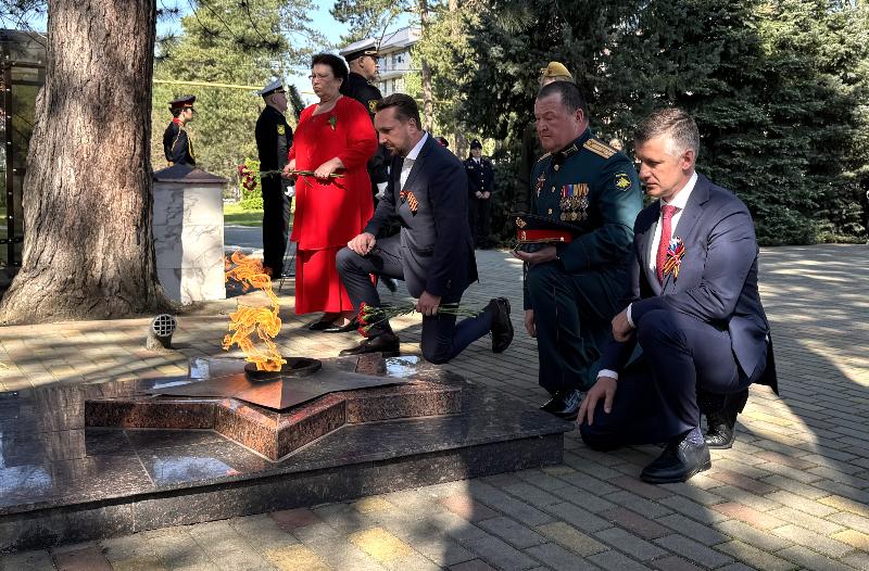 В Горячем Ключе возложили цветы к Вечному Огню