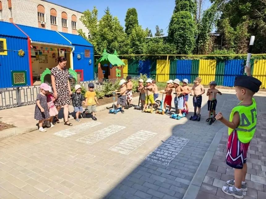 Красный - стой, жёлтый - приготовься, зелёный - иди! Именно с этих простых правил начинается дорожная безопасность.