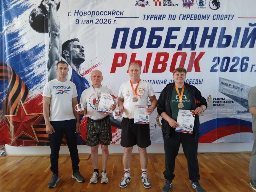 Спортсмены Горячего Ключа достойно выступили на турнире по гиревому спорту в Новороссийске