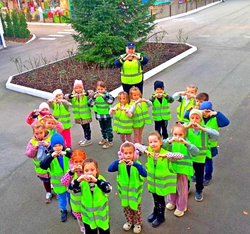 В Горячем Ключе сотрудники Госавтоинспекции совместно с педагогами провели для дошколят мастер-класс «Нужный подарок маме»