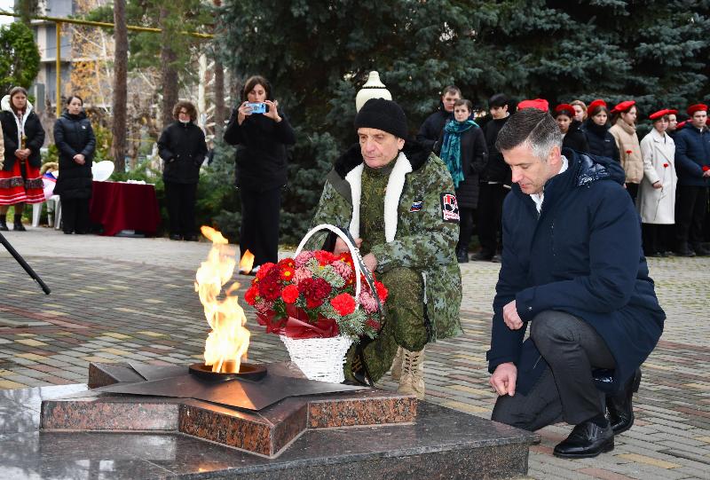 Сегодня у Вечного огня почтили память Неизвестного Солдата