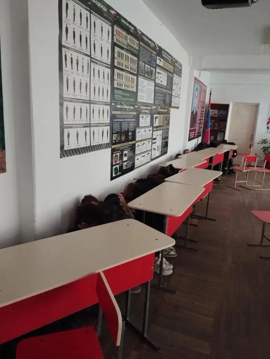 В школе № 8 станицы Бакинской прошла учебная тренировка по отработке действий при чрезвычайной ситуации по сценарию «Захват школы»