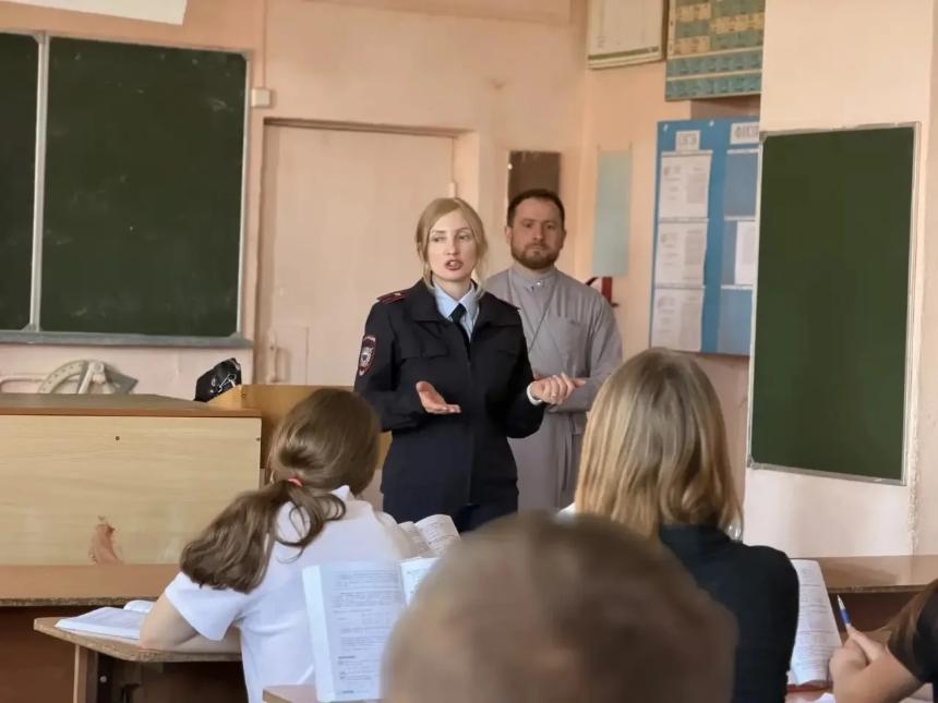 «Защитник Отечества»: в Саратовской прошла профилактическая встреча со школьниками