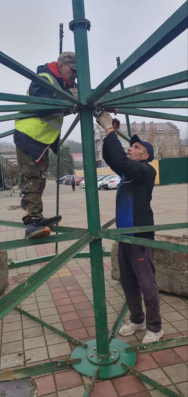 В Горячем Ключе приступили к монтажу новогодней ёлки