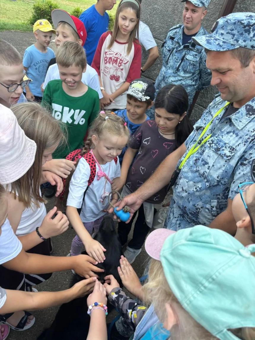 Школьники Горячего Ключа стали полицейскими на один день: служебные собаки, сирены и настоящая работа стражей порядка