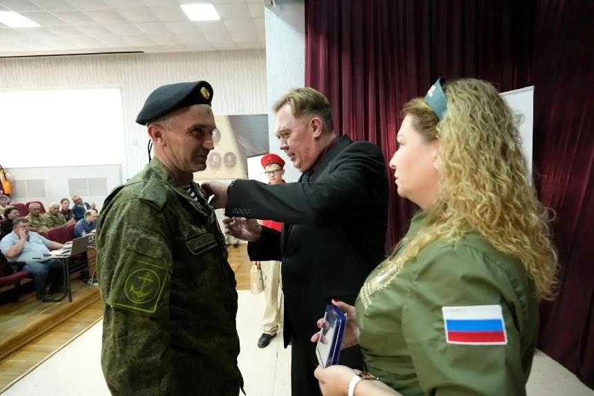 Шесть отцов из Горячего Ключа наградили медалями «Отец солдата».