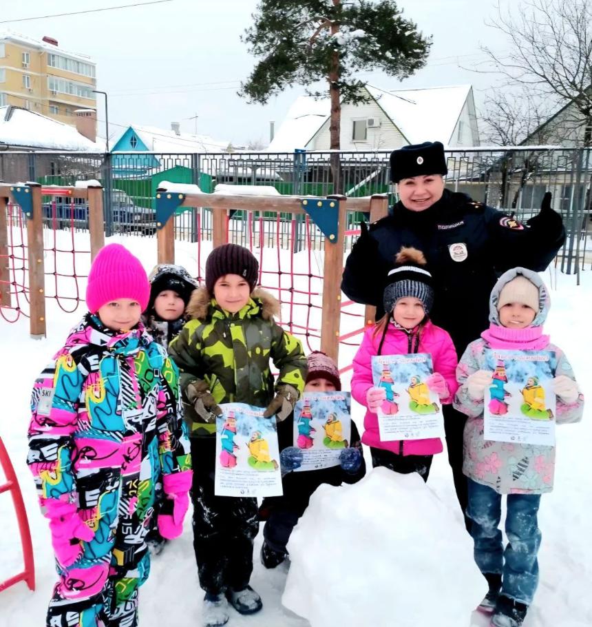 Сотрудники Госавтоинспекции продолжают проводить тёплые и полезные «Уроки безопасности» для самых маленьких