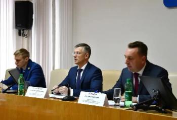 Сегодня под председательством председателя Совета Фоминых Даниила Юрьевича состоялась первая сессия Совета восьмого созыва в 2026 году, в которой принял участие глава города Белопольский Сергей Викторович, помощник прокурора города Коннов Андрей Андреевич