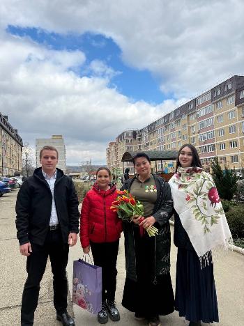 В преддверии 8 Марта: дань уважения и поддержки матерям и женам Героев