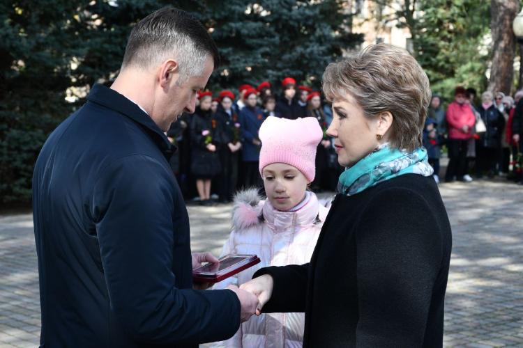 Сегодня у мемориала "Вечный огонь" от имени президента России