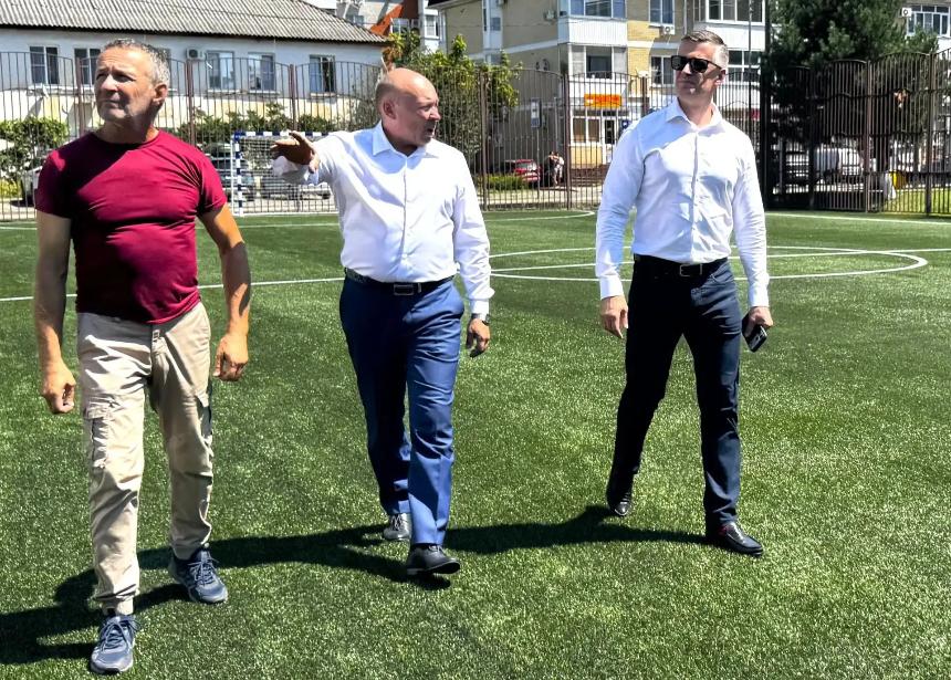 Сергей Белопольский оценил обновленную спортивную площадку школы № 2
