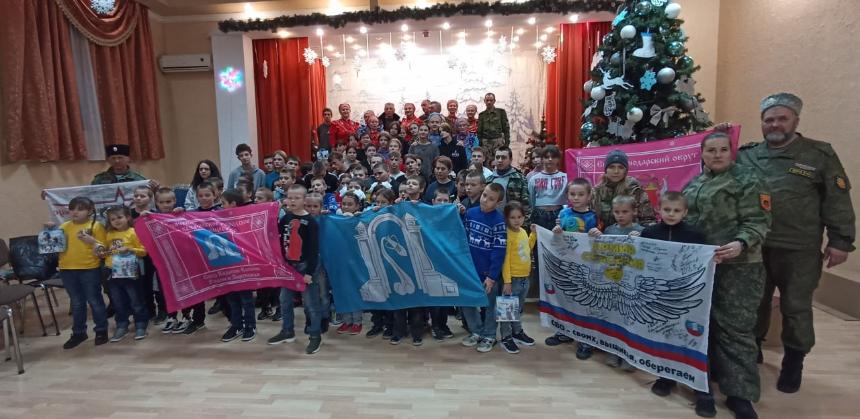 Новогоднее тепло – детям Амвросиевки.