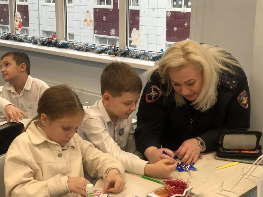 Новогодние мастерские в Горячем Ключе: ёлочные игрушки с напоминанием о ПДД