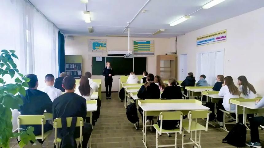 «Защитник Отечества»: в Суздальской со школьниками поговорили о безопасности и ответственности