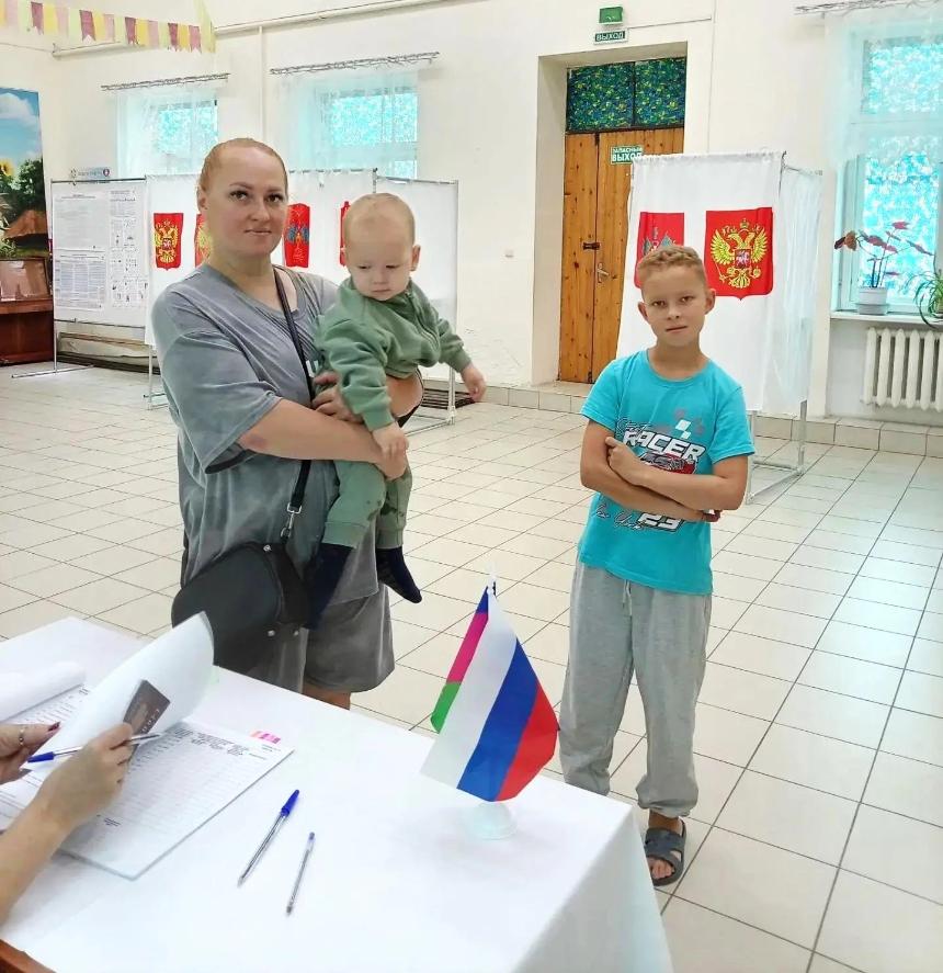 На избирательные участки приходят семьями