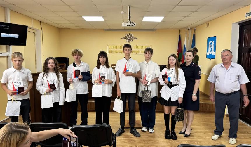 День Государственного флага: юные жители города получили первые паспорта